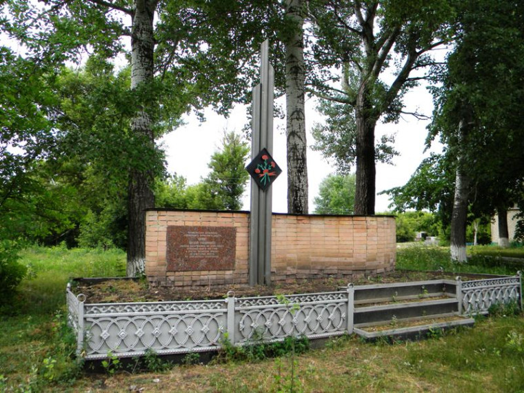 Памятник первому председателю. Памятник первому председателю.
